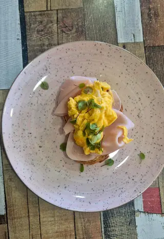 Tosta de queso crema con pavo y huevo revuelto