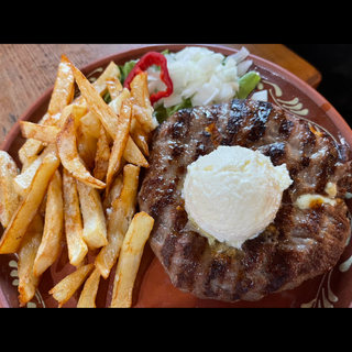 Pljeskavica na kajmaku 300g