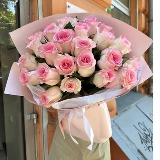 25 рожевих троянд