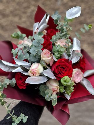 Buchet din 11 trandafiri cu eucalipt