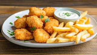 ქათმის ნაგეთსი ფრით და სოუსით