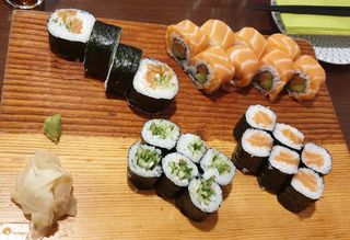 3. Salmon sushi & Rolls 26 peças