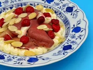 Вареники з малиною, вишнею і сиром філадельфія (180g)