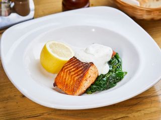 File lososa na spanaću 