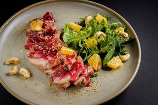 Piept de rata pregătit pe rumeguș de vișin