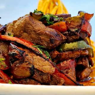 Salteado de Solomillo Uruguayo y Verduras