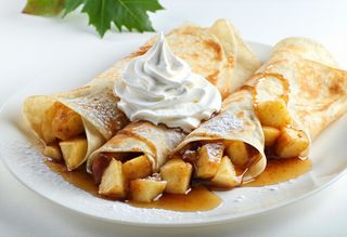 Naleśniki z prażonym jabłkiem i bitą śmietaną