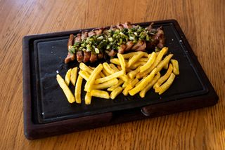 Secreto ibérico con patatas y ajetes