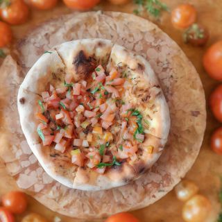 Focaccia De Ajo Con Tomate Y Albahaca
