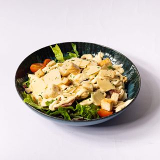 Cezar salata + pomfrit + piće