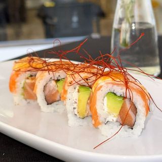 219A. Salmón Uramaki