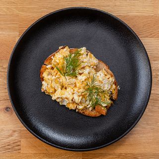 Pajda chleba z jajecznicą i kurkami