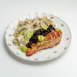 სალათა ქათმის ხორცით და შავი მოცხარის სალსათი