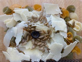 Plat de pasta amb parmesà i pipes