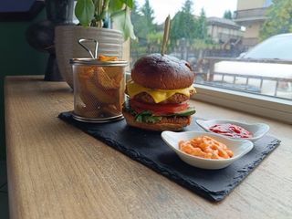 Burger z frytkami i 2 sosami