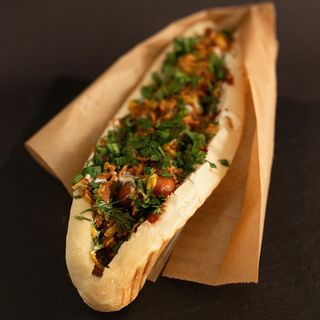 HOT - DOG w BUŁCE z PARÓWKĄ 