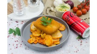 Cascaval pane cu pesmet auriu,rondele crocante de cartofi,salata de varza alba,Coca Cola zero