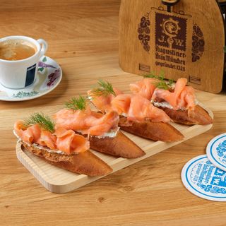 ბრუსკეტა შებოლილი ორაგულით