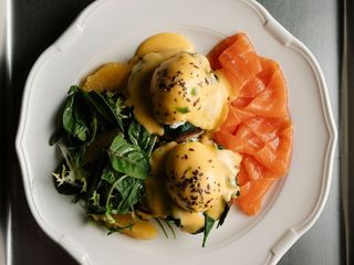 Бенедикт з лососем та трюфельно-апельсиновим голландським соусом.