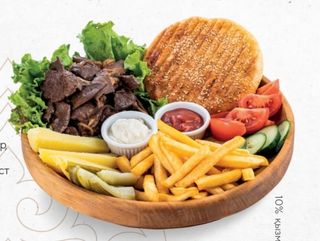 Бауырдак на тарелке с бараньей печенью