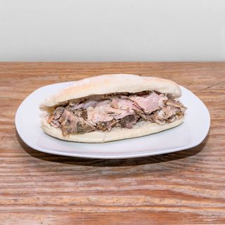 Panino con porchetta cremoso