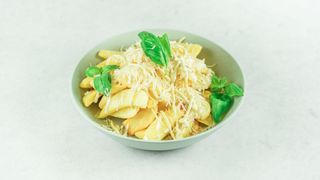 Domaći krumpir s umakom od sira i začinskog bilja 