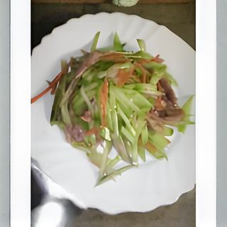 12. Салата от три вида месо и краставици (300г)