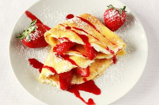 Блины с маскарпоне и ягодным джемом