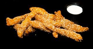 Крехки пилешки филенца със сусам (350г)