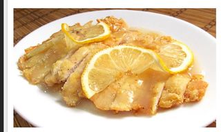 83. Pollo Frito Con salsa Limón