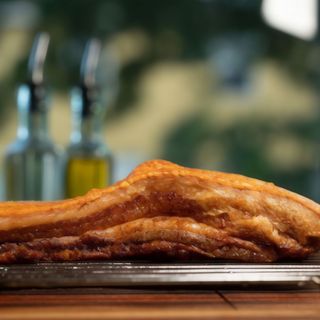 Chicharrón con arepa