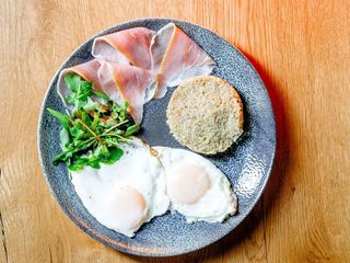 Ранкова яєчня з двох смажених яєць, з кіноа	та прошутто (240g)