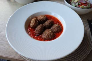 Chiftele orientale cu sos de ardei copt