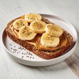 Tostada con crema de cacahuete, plátano y chía