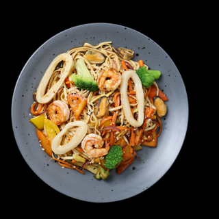 Локшина удон з морепродуктами у соусі териякі.