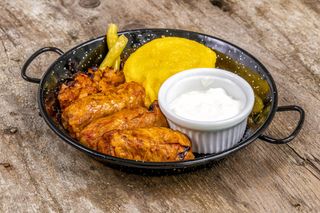 Sărmăluțe din carne de porc cu mămăliguță, smântână și ardei iute