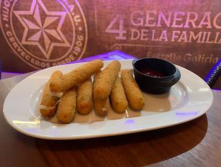 Tapa De Fingers De Mozzarella Con Salsa De Frambuesa