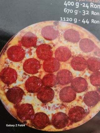 Quattro formaggi e salami medie