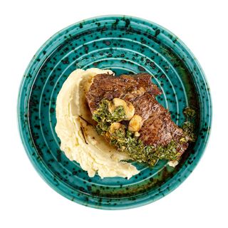 Стейк із телятини з соусом Чимічурі