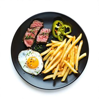 Lomos Con 2 Huevos, Pimiento Verde Y Patatas Fritas