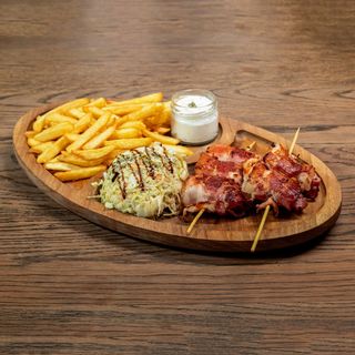 2 pileća ražnjića sa pomfritom i colesaw salata