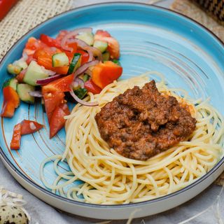 Паста болоньєзе, салат по-домашньому