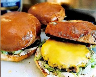 Телешки бургер с чедър (200гр)