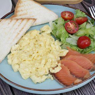 Скрэмбл с сёмгой