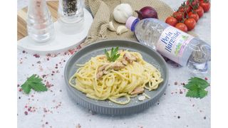 Spaghetti carbonara,apa plata