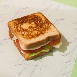 Sándwich De Pechuga Con Huevo