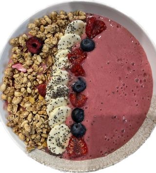 Smoothie bowl z granolą, owocami i nasionami chia