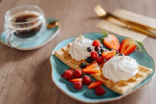 Keto gofry ze śmietanką i owocami