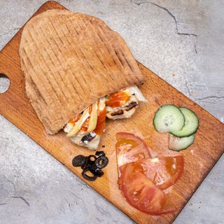 Тост с пилешка пържола или луканка голям 1бр