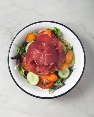 Insalata mista di verdure con bresaola